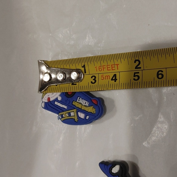 4 PCS of figurine shoe charms New. - Picture 8 of 8